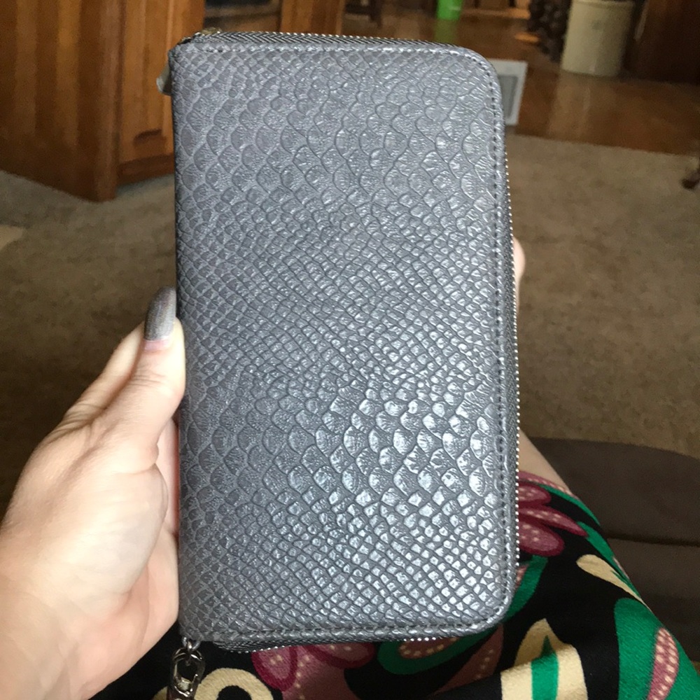 Jewell by Thirty-one wallet. Gray snake skin NWOT